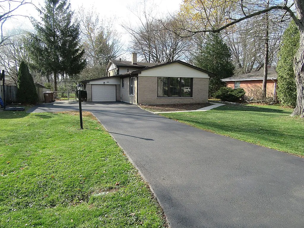 22W581 Sycamore Dr photo 1