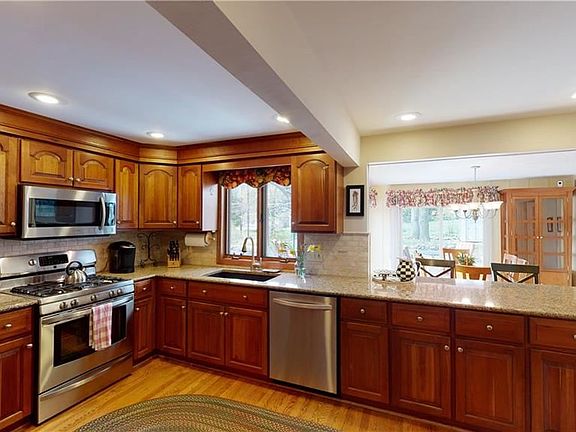 4th image of 146 Highledge Dr