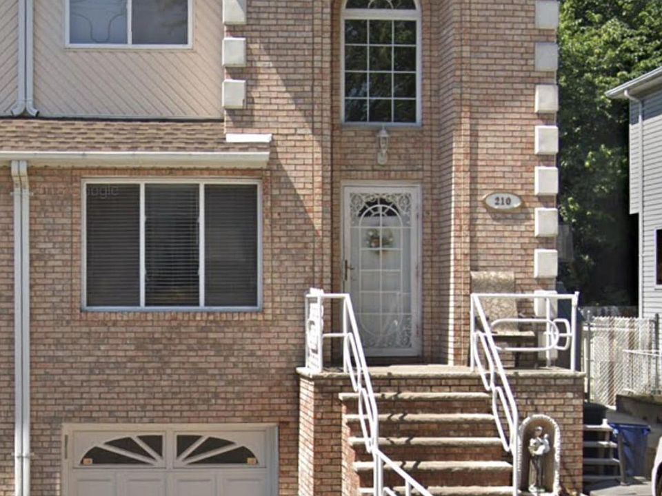 1st image of 210 Beach Ave