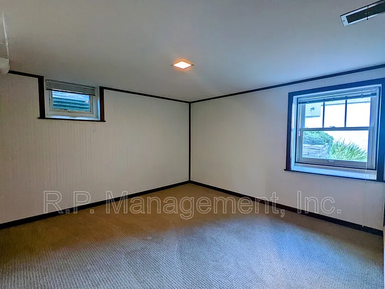 2111 Irving Ave S — Photo 12
