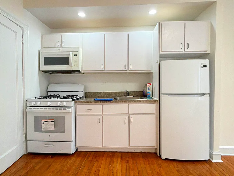 520 Isham St #1 — Photo 4
