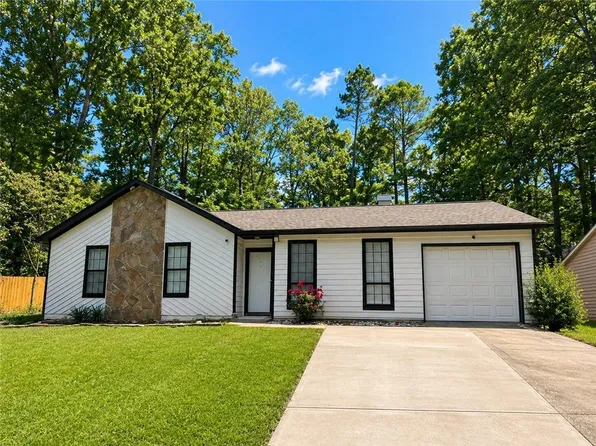 824 Greenhedge Dr, Stone Mountain, GA 30088