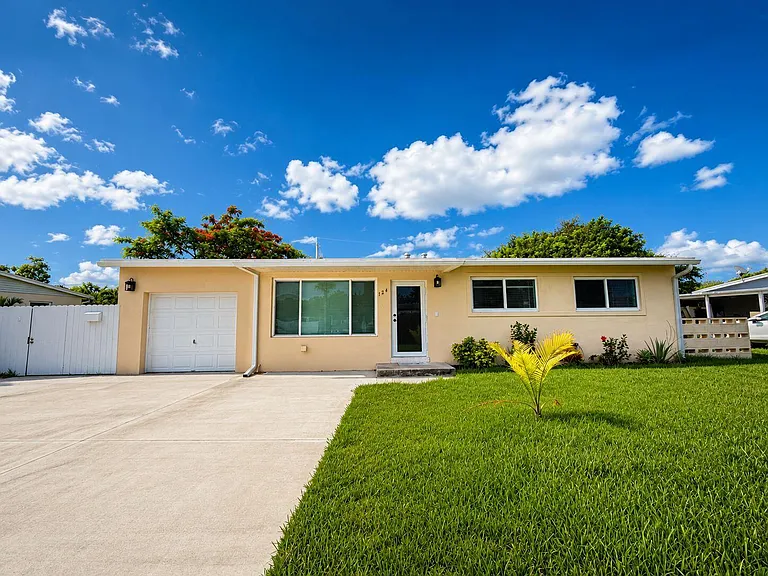 124 Abaco Dr — Photo 1