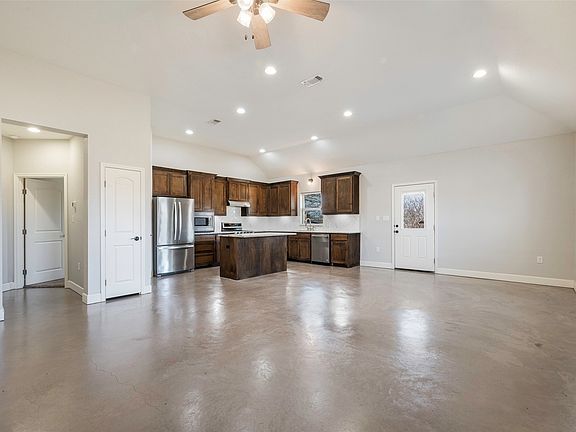 3rd image of 1021 N Maple St