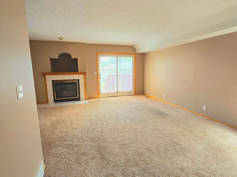 411 S Madison St — Photo 3