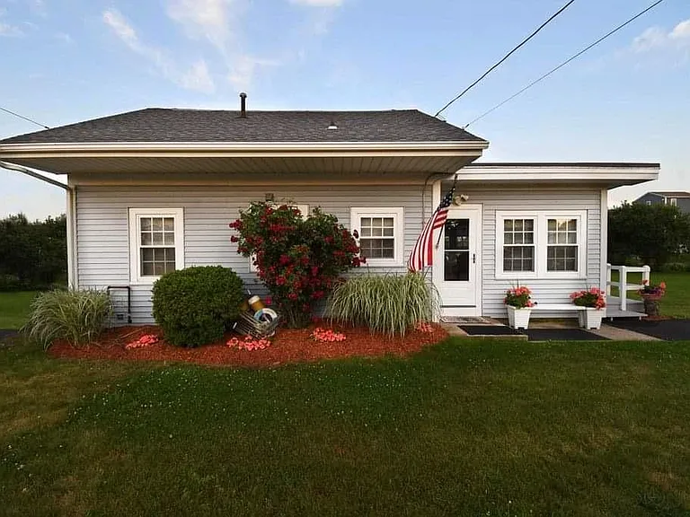 11 Middle Rd — Photo 1