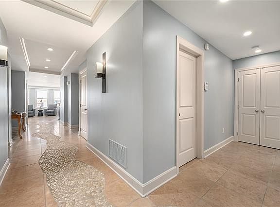 3rd image of 229 Ward Pkwy APT 501A