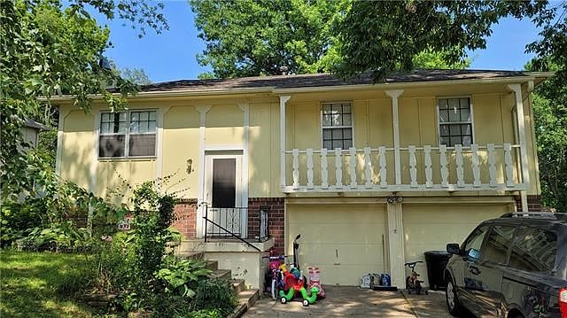2nd image of 704 NW Camelot Pl