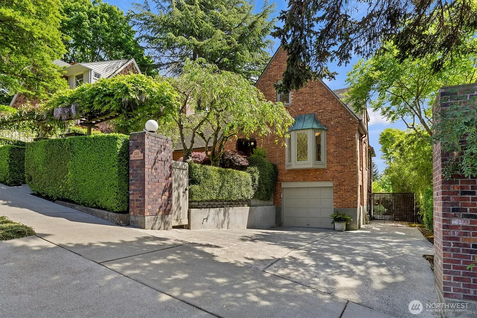 3307 E Mercer Street photo 1