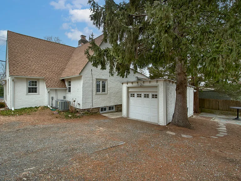 319 Oakland Beach Ave — Photo 22