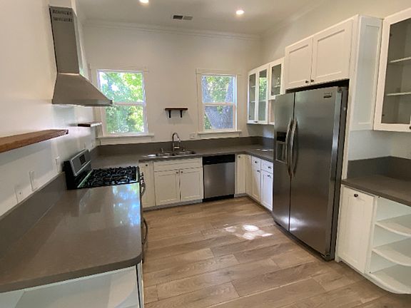 3rd image of 914 26th St APT 2