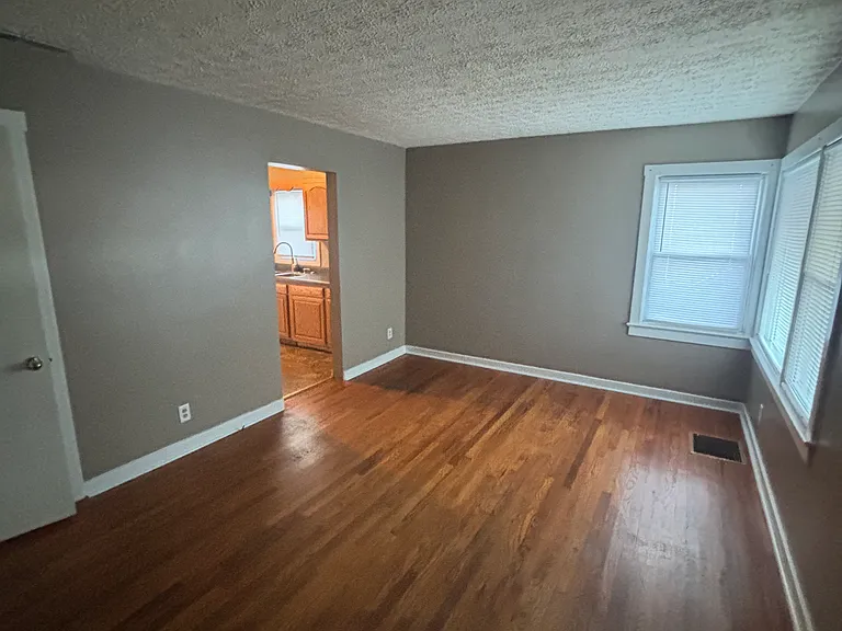 1327 E 8th St — Photo 5
