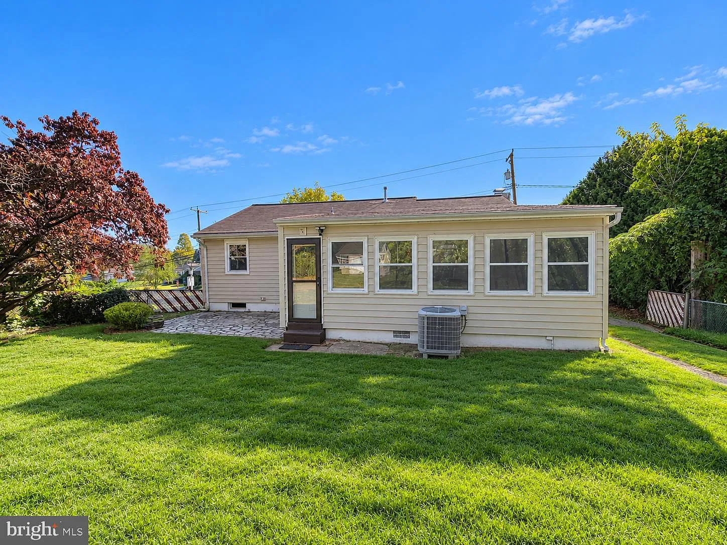 3 bed, 2.0 bath, 1240 sqft, $2,300 — Photo 3