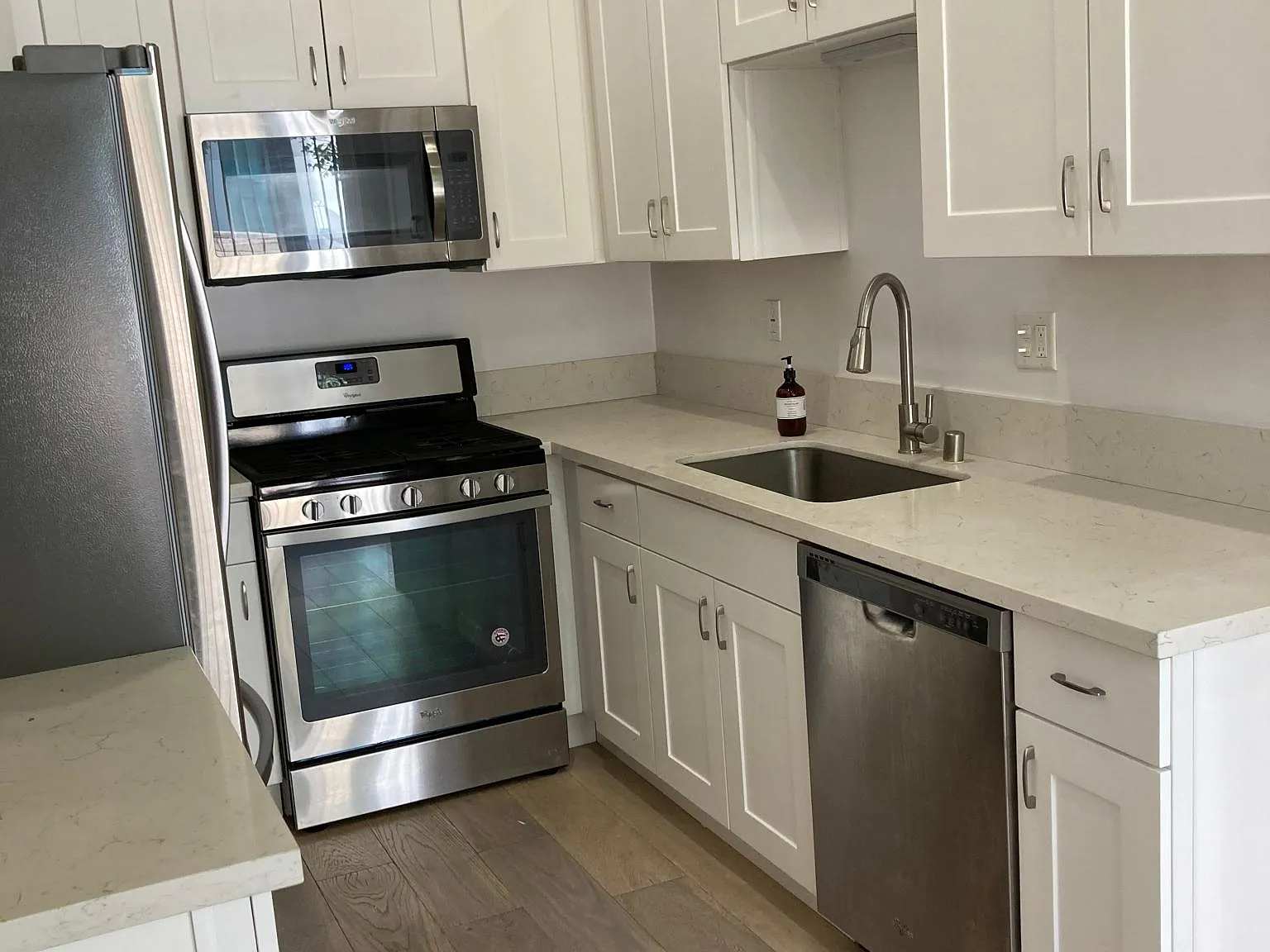 2 bed, 975 sqft, $3,800 — Photo 3