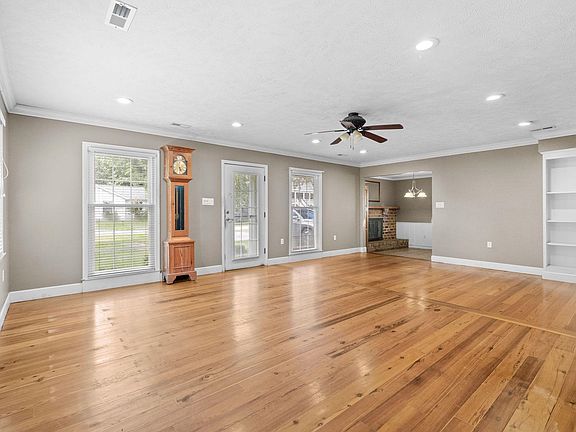 4th image of 722 1st Ave. N