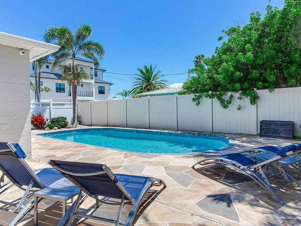 3 bed, 2.0 bath, 1032 sqft, $5,200 — Photo 1