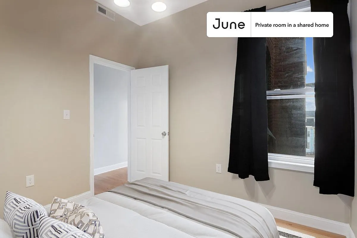 Queen bedroom in 4 bed/1 bath home in Allston #442 C — Photo 1