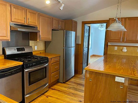 2nd image of 16 Livingston St APT A
