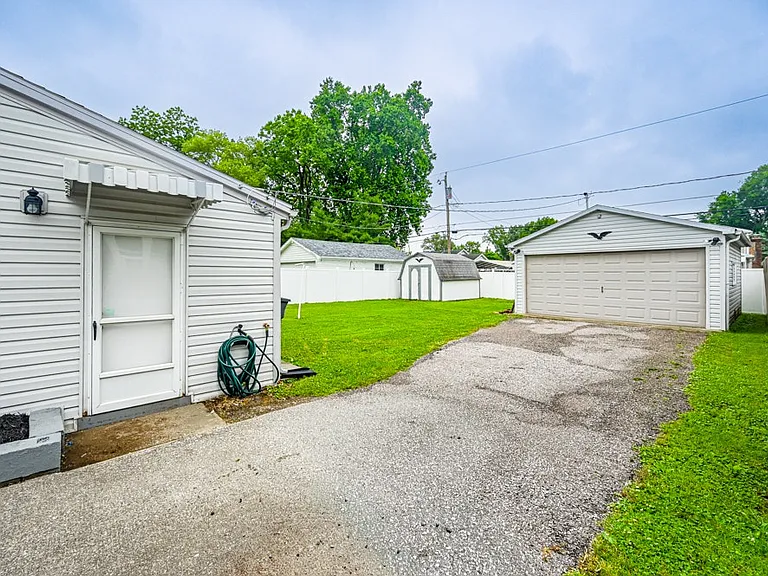 2232 E Riverside Dr — Photo 18
