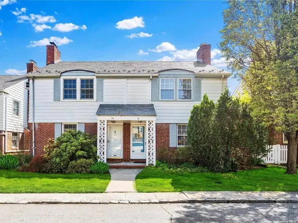 14 Bayview Court, Manhasset, NY 11030