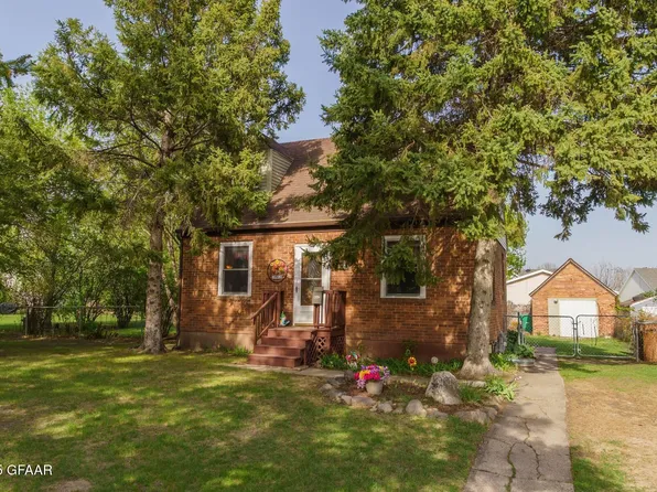 822 5th Ave NW, East Grand Forks, MN 56721