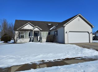 1228 E Pinecrest Ln, Elkhorn, WI 53121