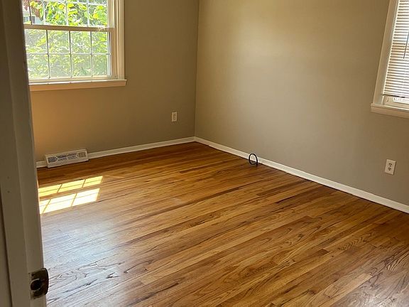 5th image of 4833 Elmhurst Ave