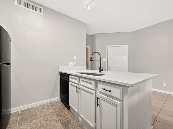 10855 Meadowglen Ln APT 608, Houston, TX 77042