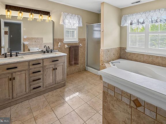 5th image of 894 Ashburn Way