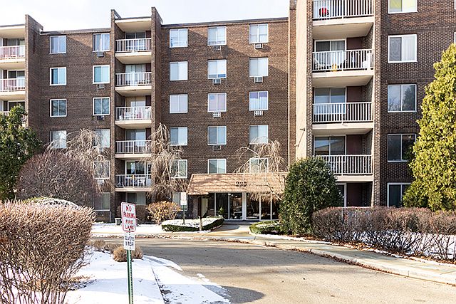 2nd image of 225 S Rohlwing Rd Unit 404
