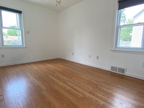 5th image of 3855 Royal Ave