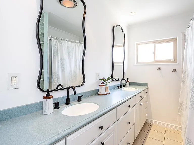 1057 E Appleton St #1 — Photo 17