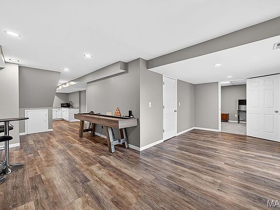 4th image of 211 England Dr