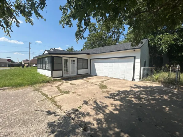 4002 Templeton St, Greenville, TX 75401