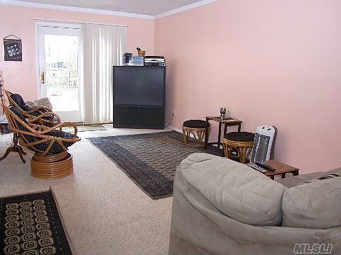 4th image of 15 Sweetbriar Ct
