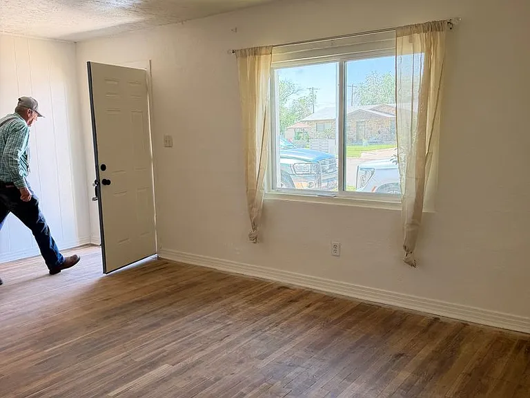 1308 W Church St — Photo 4