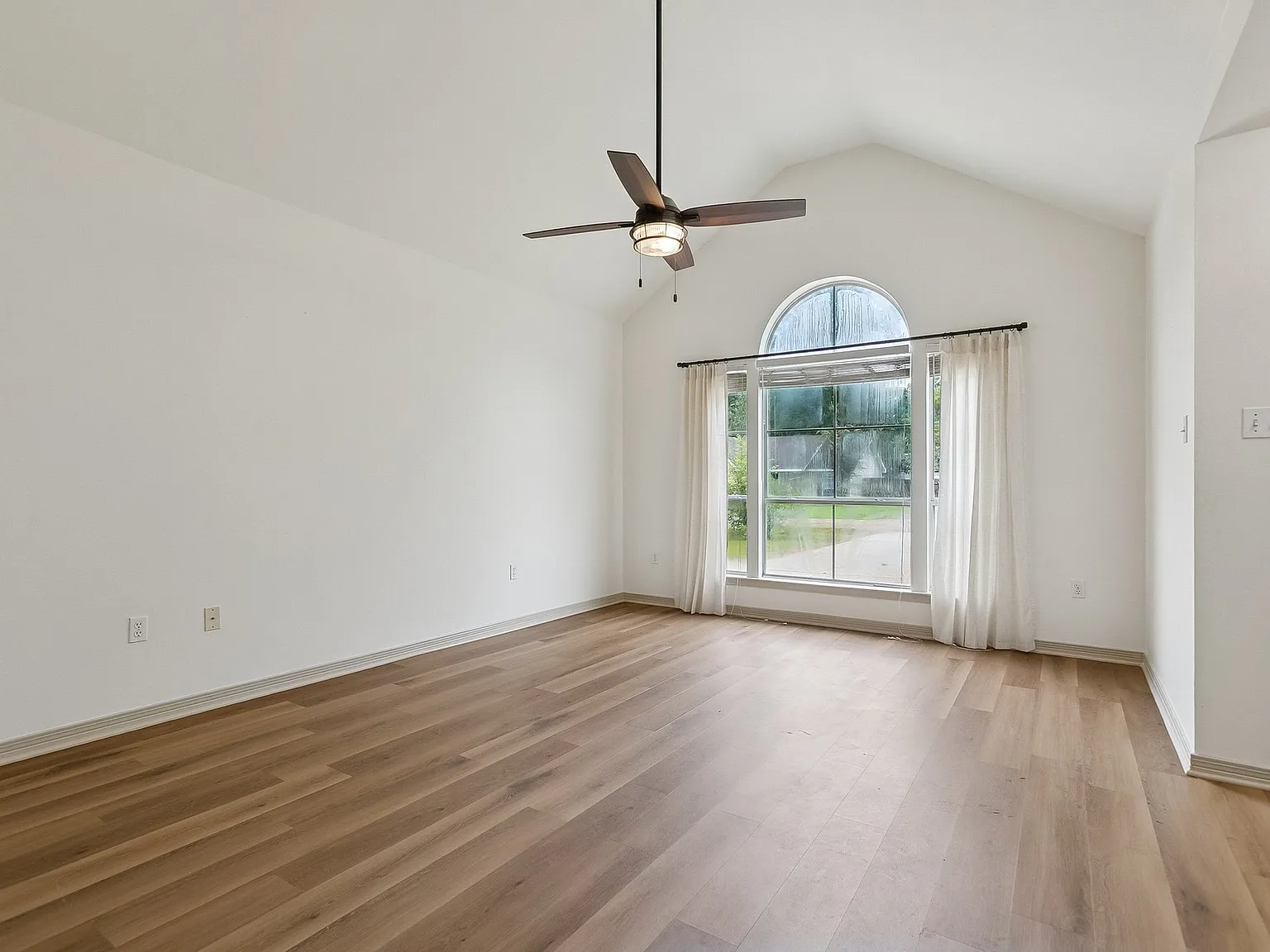 Available Immediately - Pet Friendly, Charming 3 Bed, 2 Bath Home in Mandeville — Photo 2