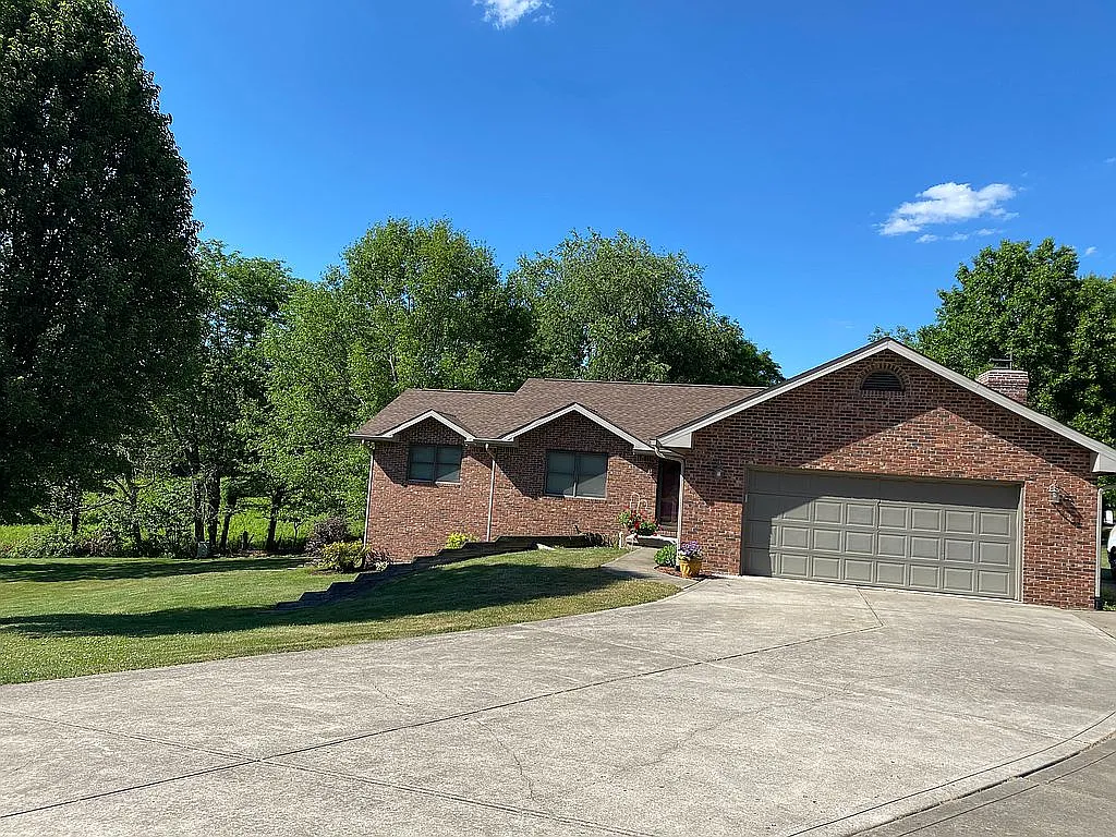 2090 Deer Lake Dr photo 1