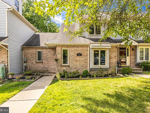 2nd image of 703 Pinebrooke Cir