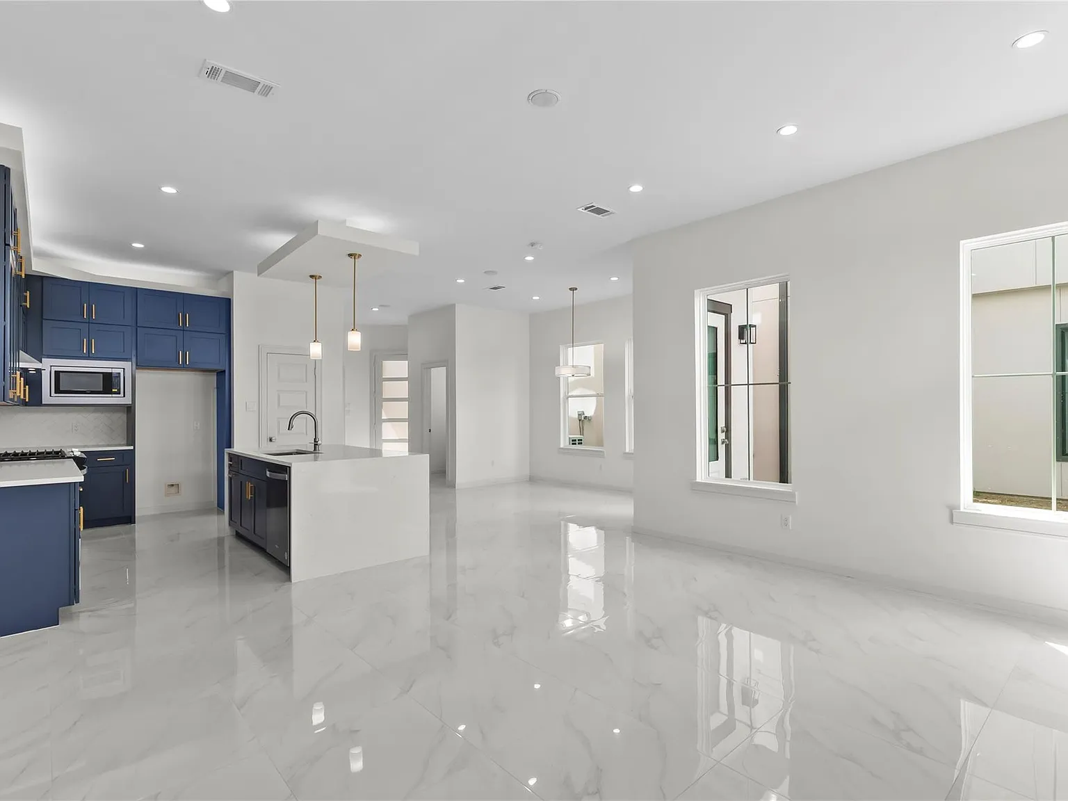 3 bed, 2.5 bath, 2100 sqft, $3,500 — Photo 4