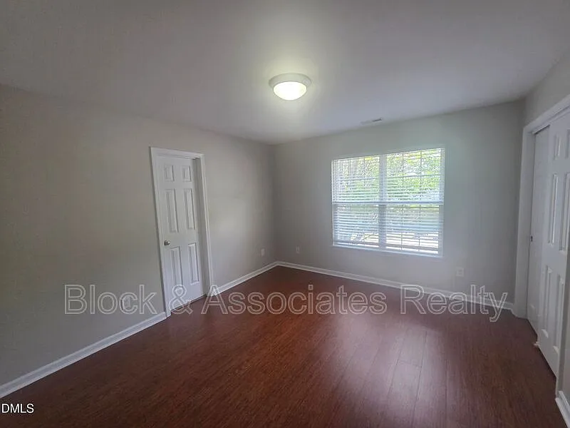 3 bed, 2.5 bath, 1949 sqft, $2,100 — Photo 3
