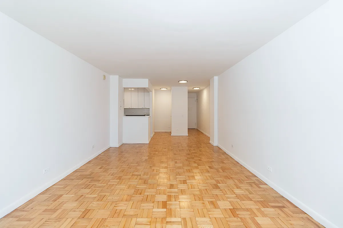 Building Photo - 150 E 18th St #14P