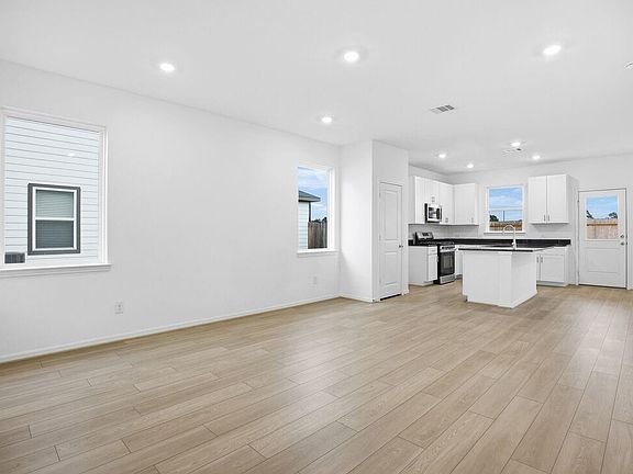 4th image of 18122 Lone Hill Dr