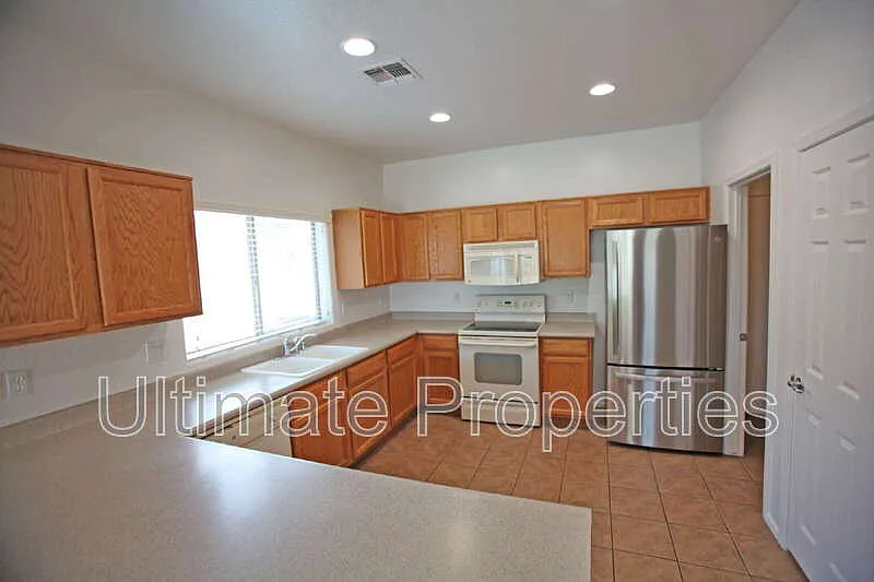 3 bed, 2.0 bath, 1407 sqft, $1,795 — Photo 3