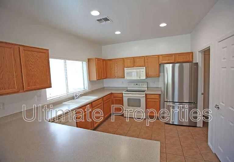 13849 W Maui Ln — Photo 3