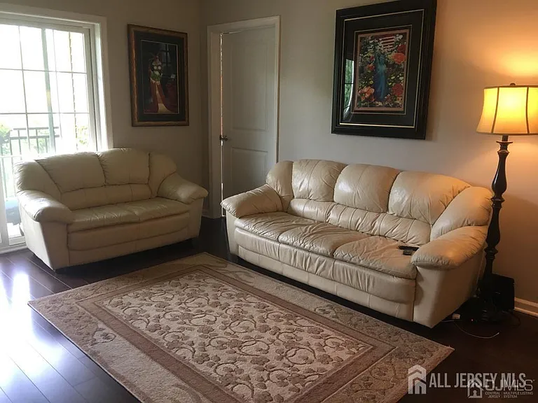 835 Liberty Ct — Photo 3