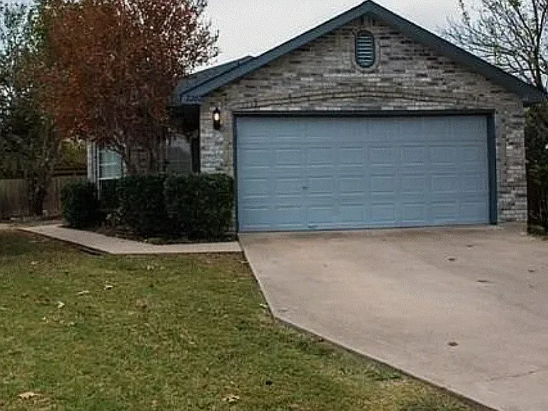 2202 Brookview Dr — Photo 1
