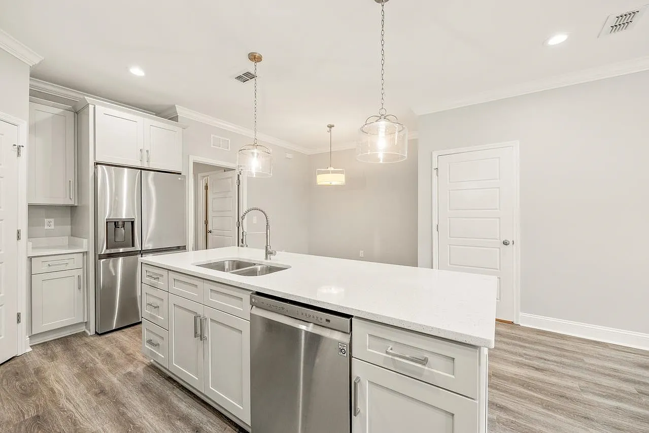 3 bed, 2.5 bath, 1410 sqft, $2,000 — Photo 3