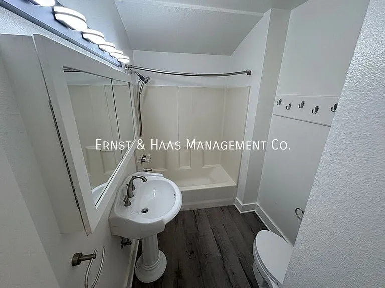 926 Newport Ave — Photo 17