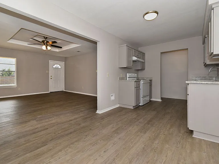 4008 Templeton St — Photo 13